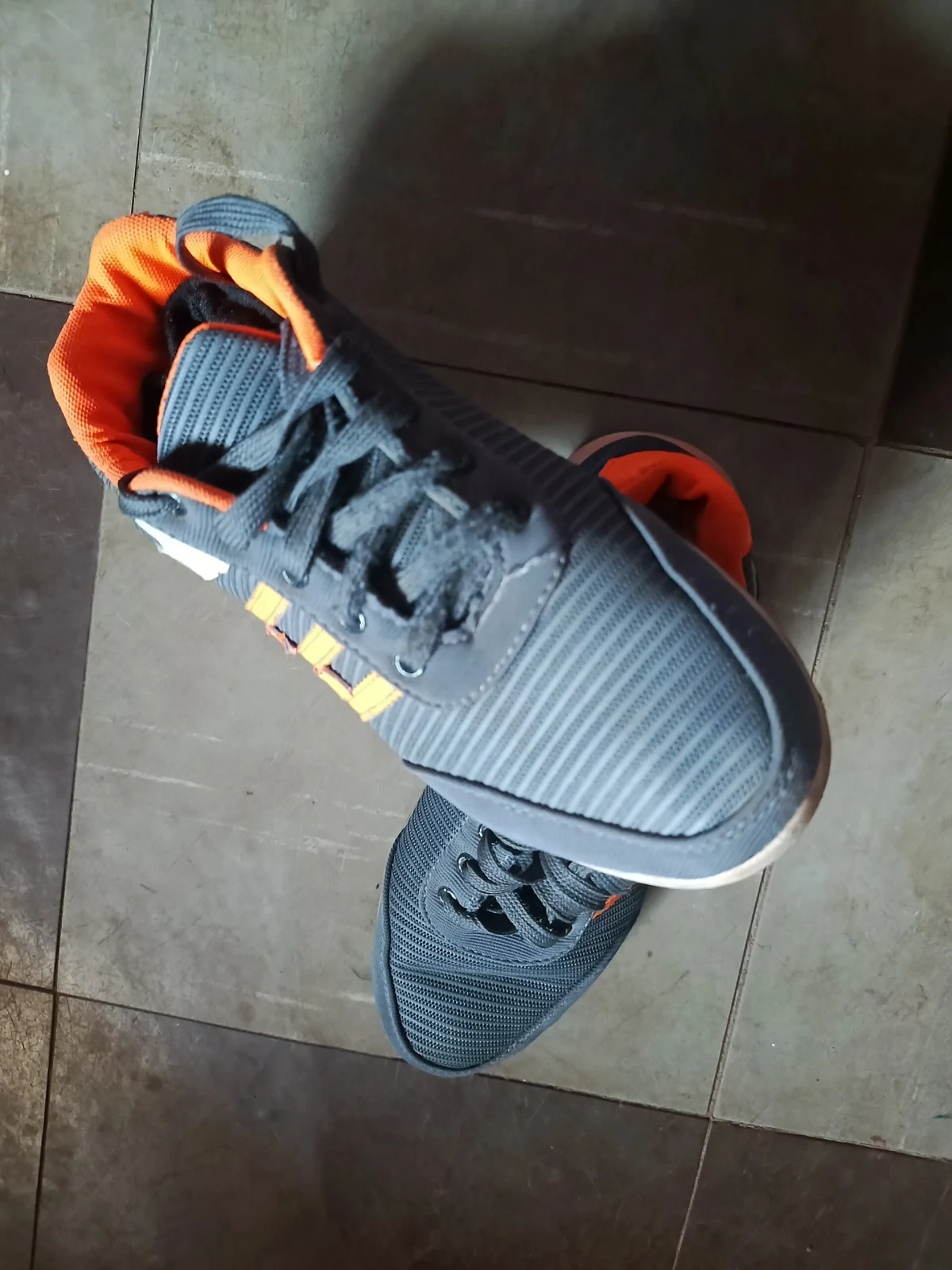 Zapatilla Running Gris Acero