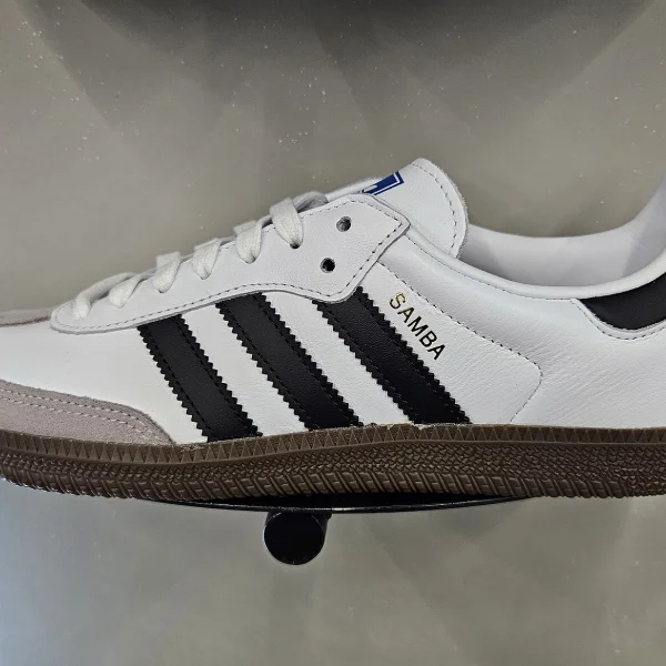 Zapatilla Clásica Blanca Franjas Negras